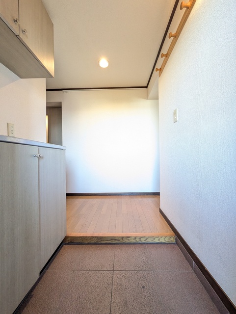 玄関　※クリーニング前の写真です※