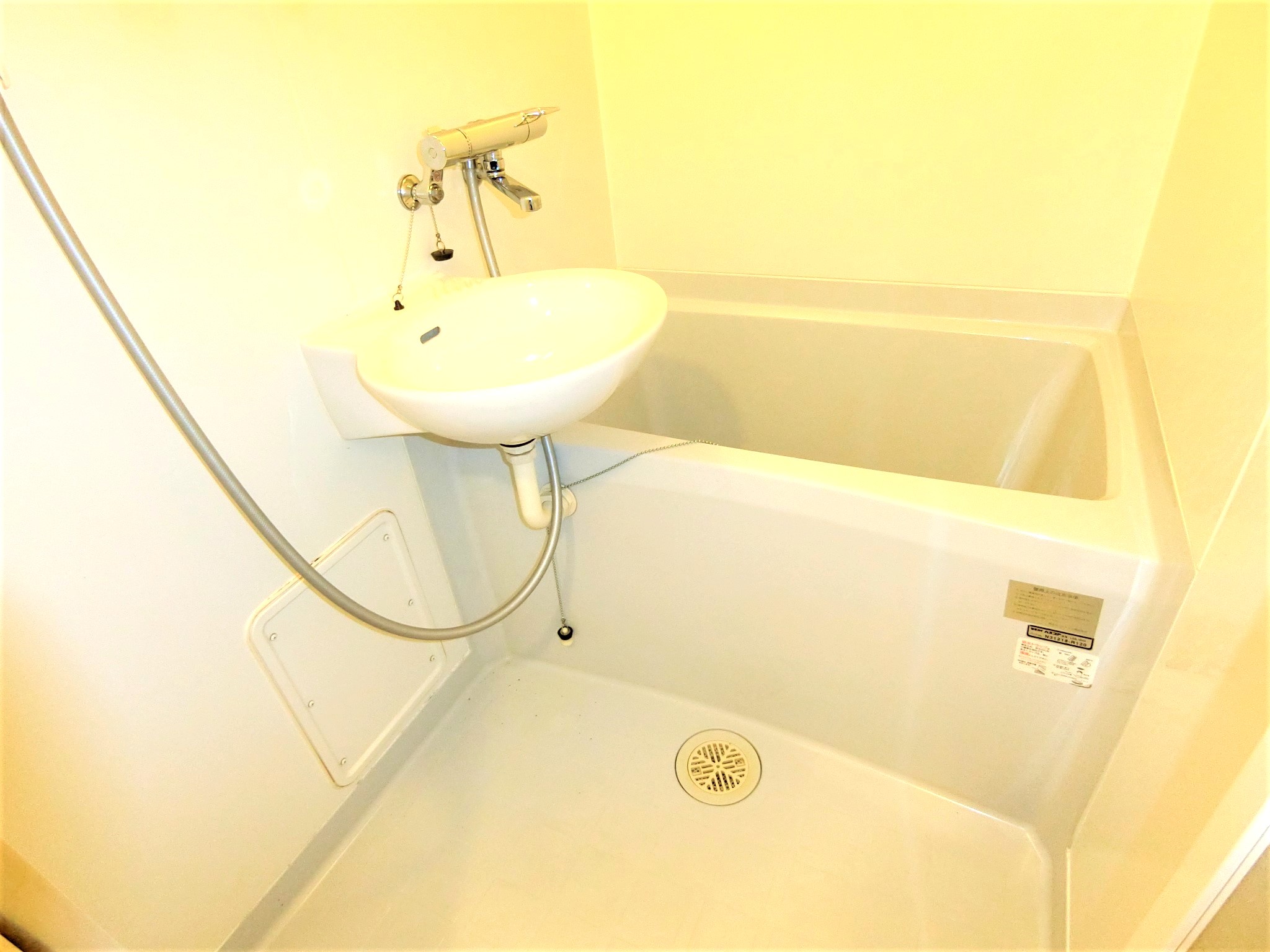 バス・シャワールーム　浴室乾燥機付きなので雨の日でも洗濯物を干せます☆