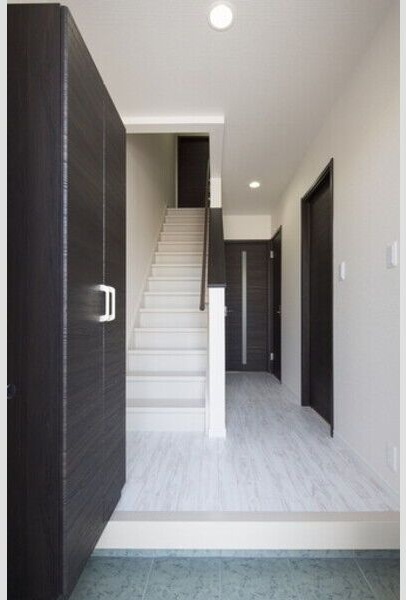 玄関　写真はイメージです。 色仕様は現状優先となります。