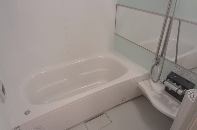 バス・シャワールーム　１６００×１６００の一坪サイズバス。