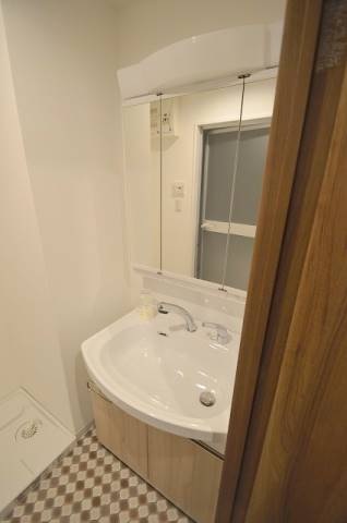 洗面設備　身だしなみを整えるのに便利な洗面台