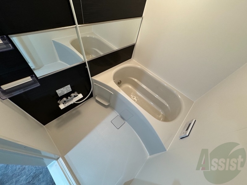 バス・シャワールーム　お風呂です。広々したバスでゆっくりくつろげます。