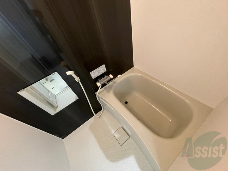 バス・シャワールーム　バスルームは狭すぎず、シャワーも浴びやすそうです。