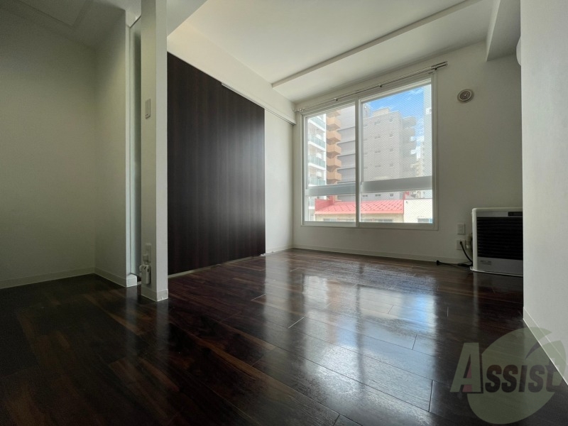 居室・リビング　７．４帖のＤＫです。広々として、きれいですね。