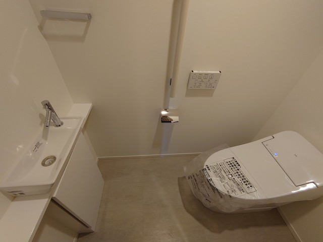 トイレ　※写真は同タイプ住戸です。