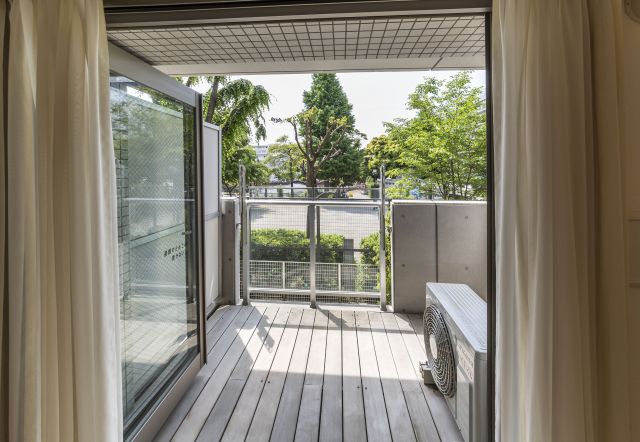 バルコニー　開放感のあるウッドバルコニー