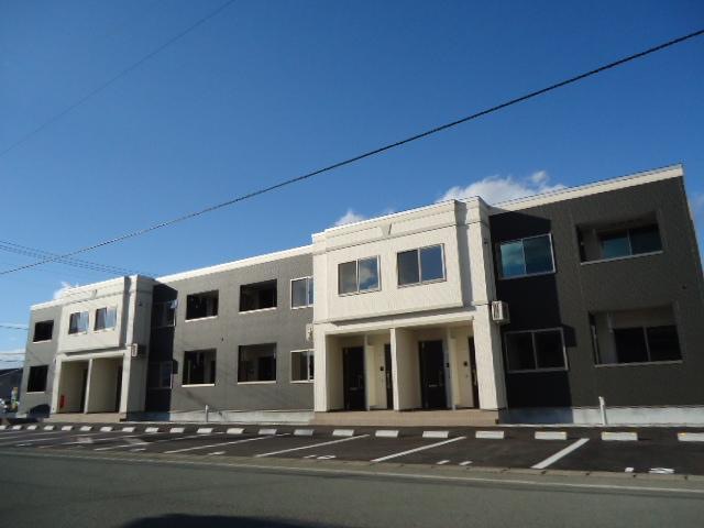 建物外観　陽当たり良い南向き、駐車場１台付き