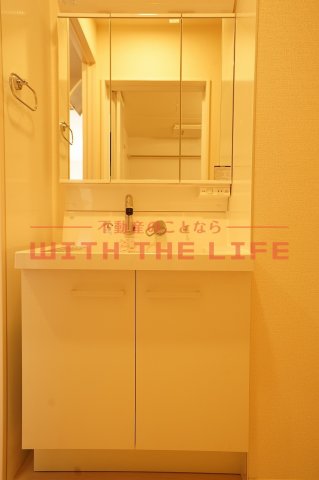 洗面設備　独立洗面台、小物を置くことができて便利です