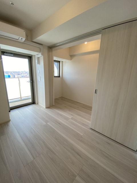 居室・リビング　白色基調の清潔感のあるお部屋です。