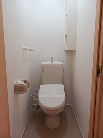 トイレ　落ち着いた色調のトイレです