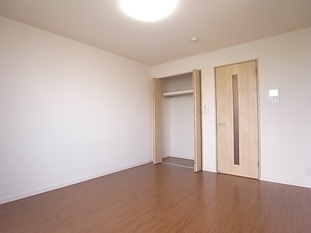 その他部屋・スペース　落ち着いた色調の寝室です