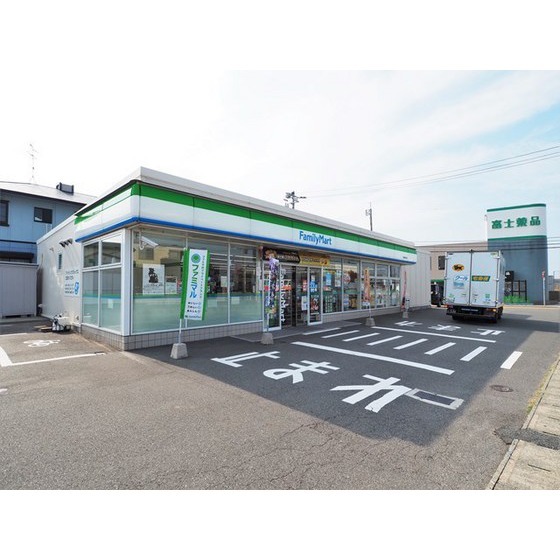 コンビニ　ファミリーマート下関富任町店（コンビニ）まで586m
