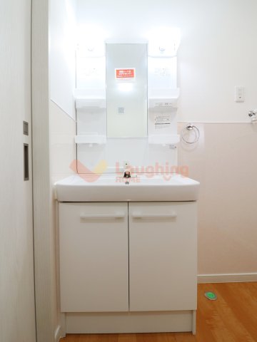 洗面設備　ゆったりとスペースのある洗面所