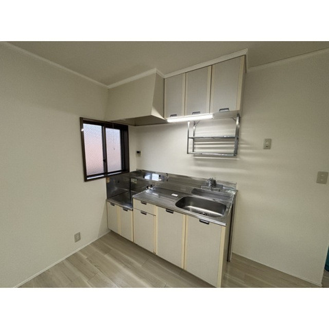 キッチン　ガスコンロ設置可。窓があり換気良好。