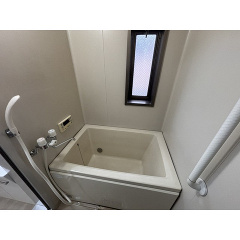 バス・シャワールーム　追焚付き。窓があり換気良好。