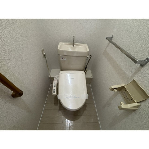 トイレ　温水洗浄暖房便座。