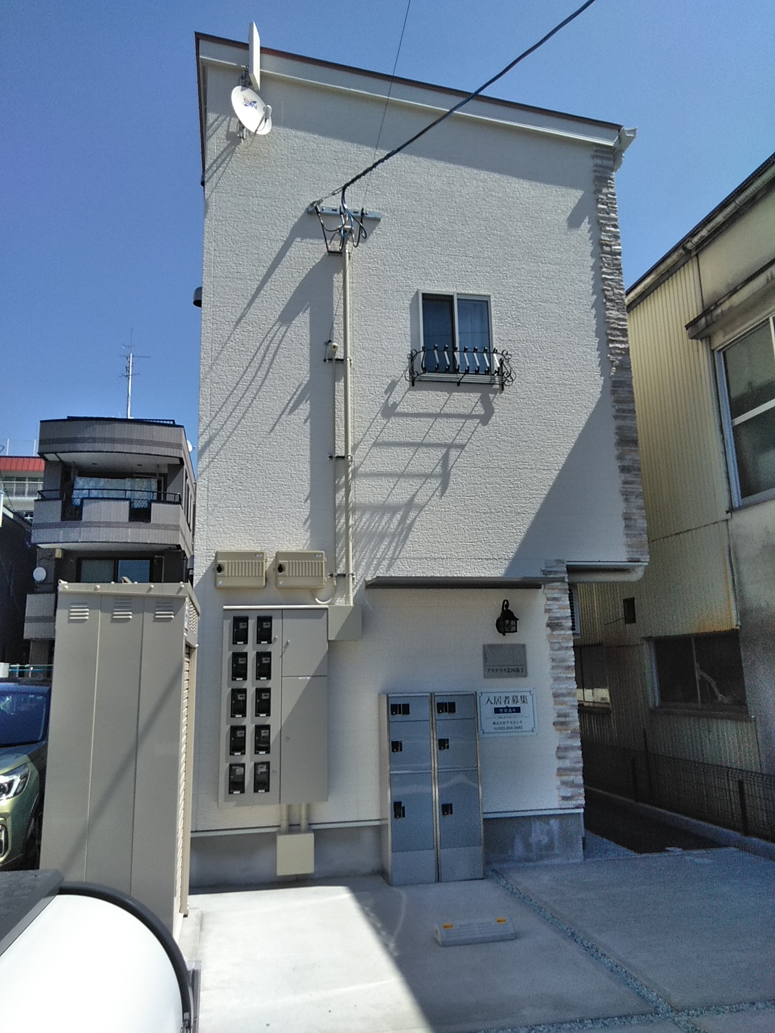 エントランス　建物正面に宅配ボックス・専用ゴミ置場があります。