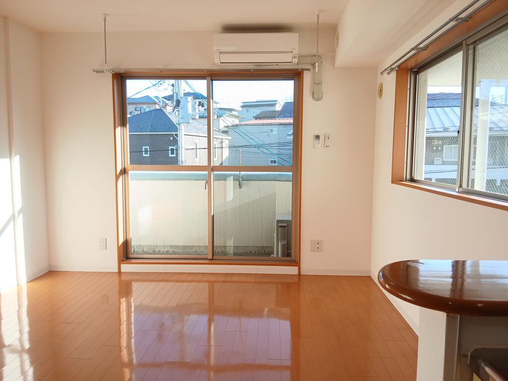 居室・リビング　二面採光で明るい室内