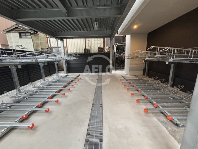 建物外観　コンフォリア・リヴ本町WEST Q　駐輪場