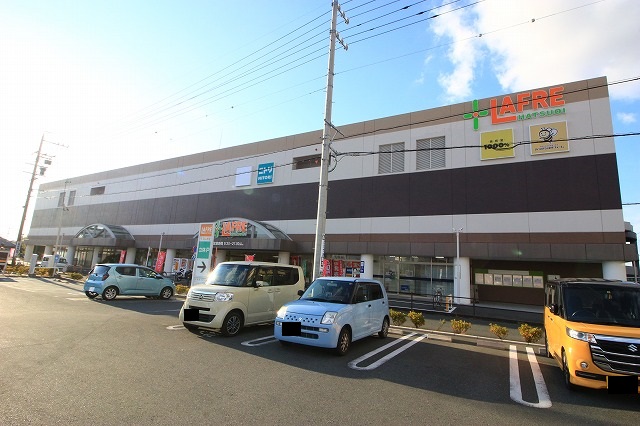 ショッピングセンター　ラフレ初生（ショッピングセンター）まで585m