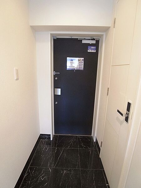 玄関　※別部屋の参考写真です。