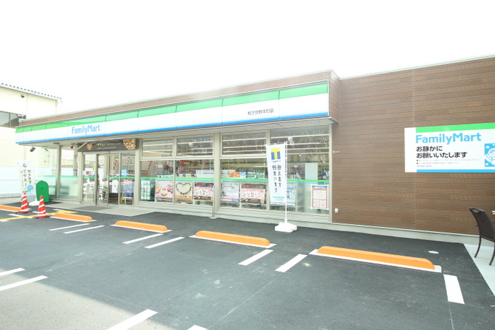 コンビニ　ファミリーマート枚方牧野本町店（コンビニ）まで113m