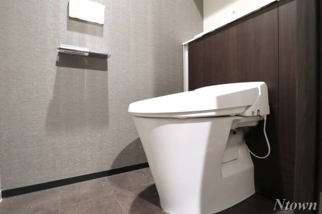 トイレ　落ち着いた色調のトイレです