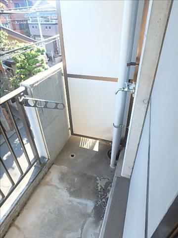 バルコニー　ベランダに洗濯機置場！干すの楽ですよ