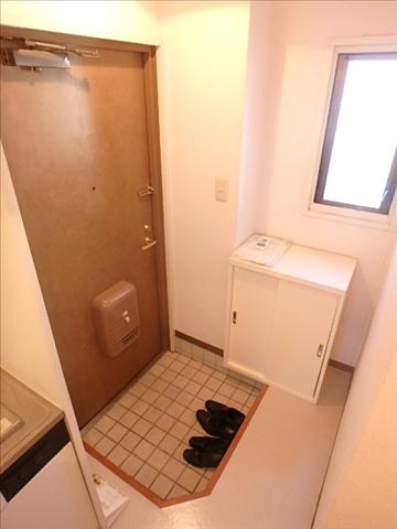 玄関　玄関に靴棚もありますよ