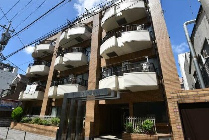 建物外観　鉄筋コンクリート造のがっちりとした建物。