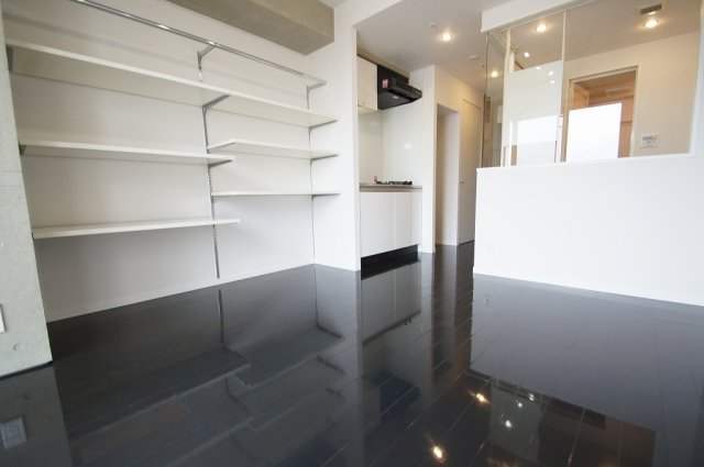 居室・リビング　落ち着いた色合いの床材を使用した居住空間