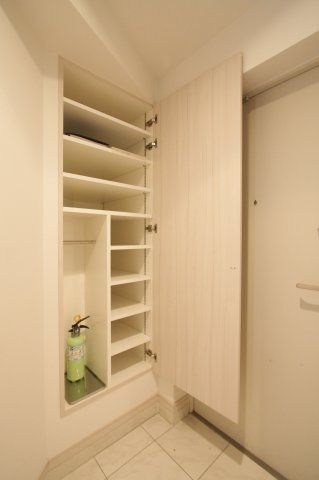 玄関　（別タイプ参考写真）リヴシティ文京春日　文京区春日2