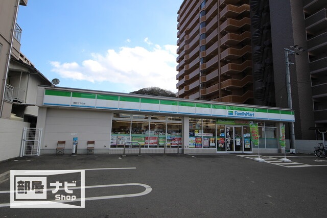コンビニ　ファミリーマート本町6丁目店（コンビニ）まで450m