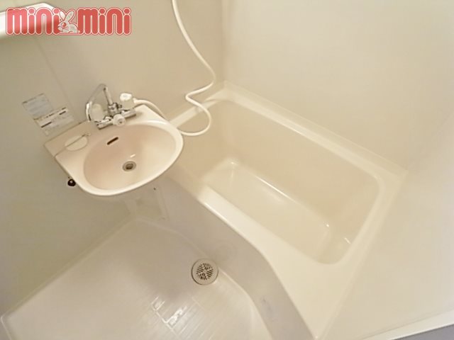 バス・シャワールーム　清潔感のある浴室