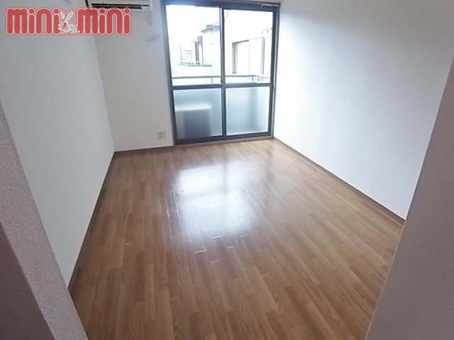 居室・リビング　陽の差し込みお部屋です