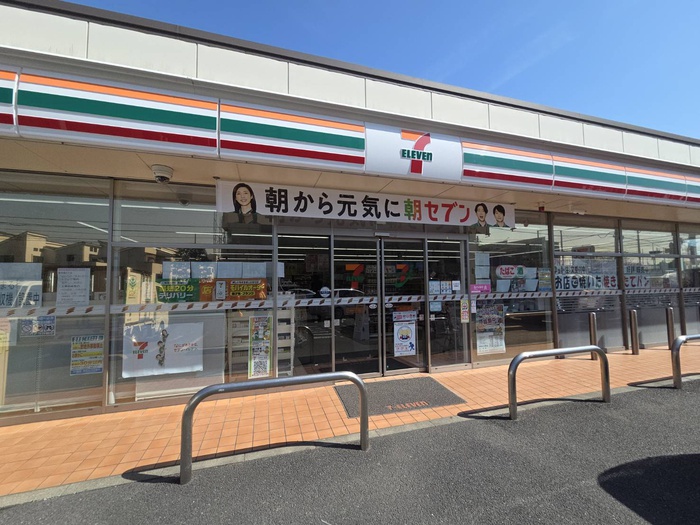 コンビニ　セブンイレブン（コンビニ）まで437m