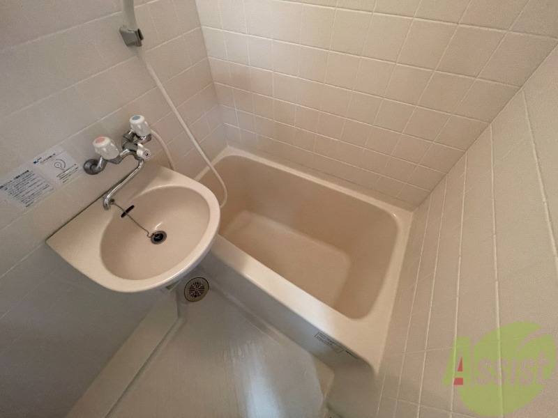 バス・シャワールーム　こちらはお風呂。一日の疲れをここで癒してください。