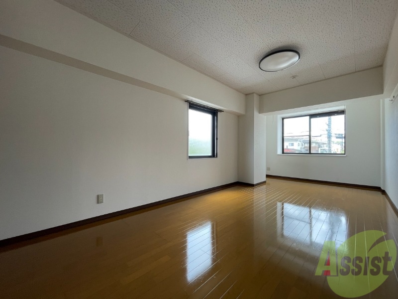 その他部屋・スペース　別角度からの洋室です。日当たりもバッチリです。