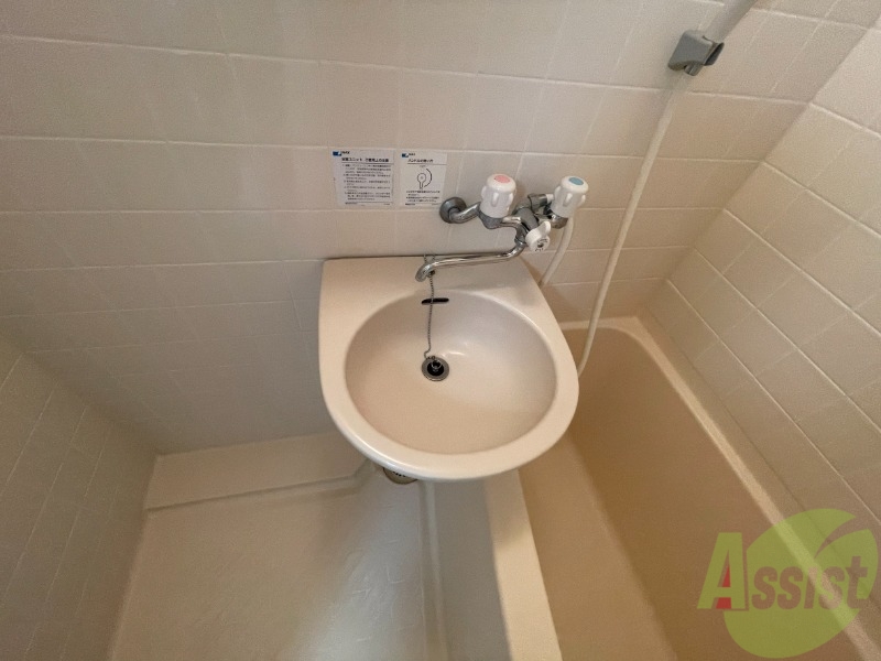 洗面設備　洗面台になります。お湯もお使い頂けるので快適です。