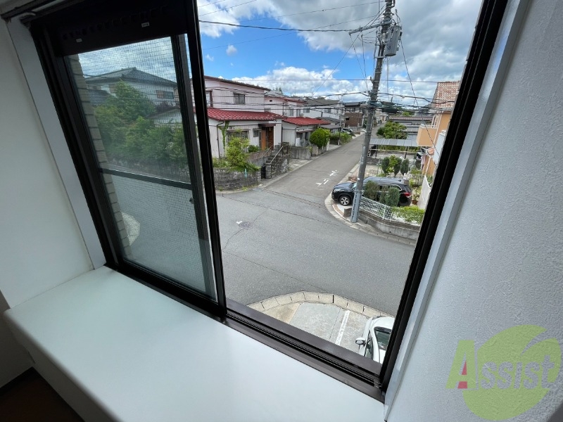 バルコニー　窓の所には何か置くのもありですね。想像が膨らみます。