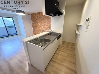 キッチン　カウンターキッチン・収納豊富なシステムキッチンIHコンロ