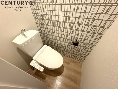 トイレ　アクセントクロスが特徴・温水洗浄便座完備