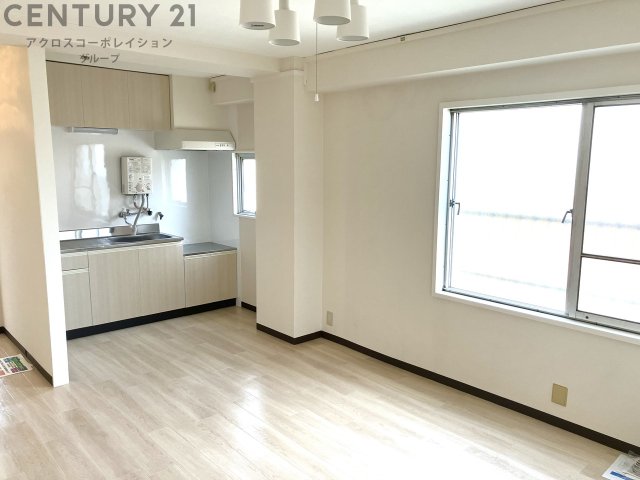 居室・リビング　窓が多く明るいリビングです♪