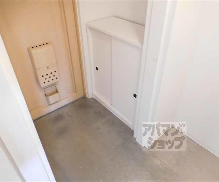 玄関　このコンクリートの無機質感が似合うお部屋