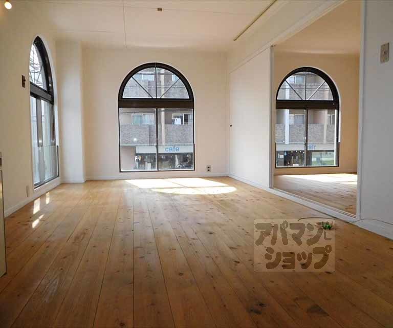 居室・リビング　広々したリビングは使い勝手良さそうですね