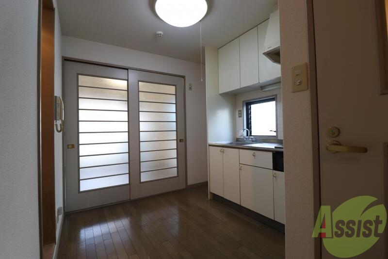 居室・リビング　ゆったりとしたキッチンスペースです。食器棚等も置けますね