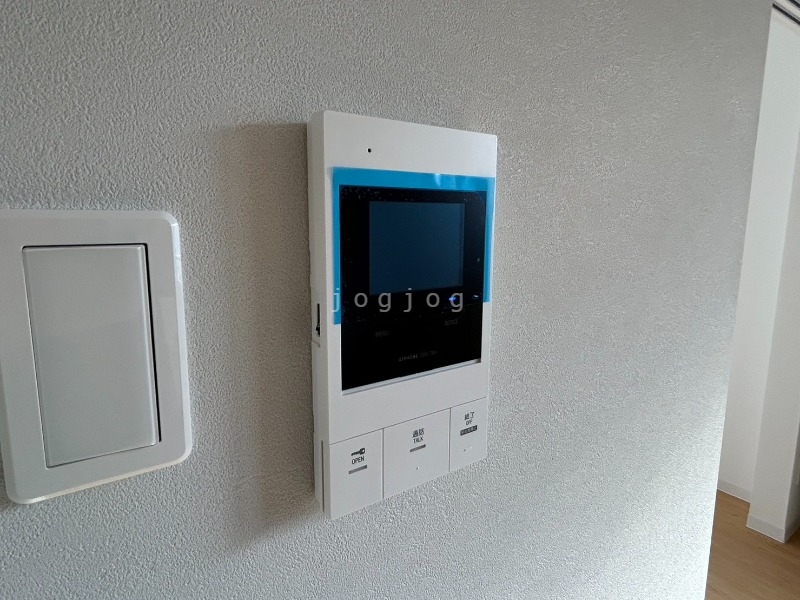 セキュリティ　来訪者の顔を確認できるテレビインターホン付きです。