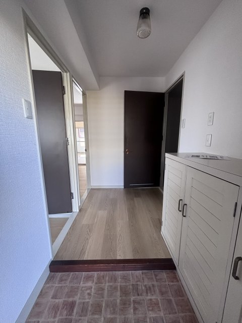 玄関　玄関横シューズ収納スペース付き