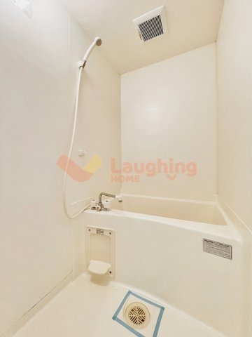 バス・シャワールーム　コンパクトで使いやすいお風呂です