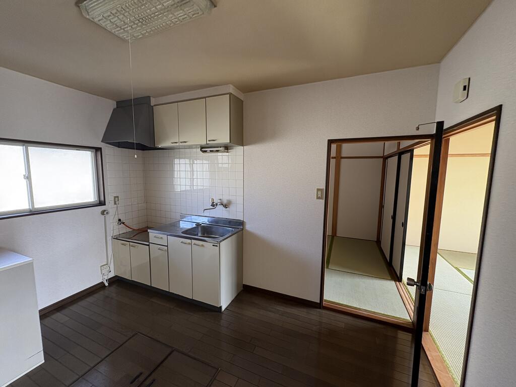 キッチン　写真は103号室のものです。